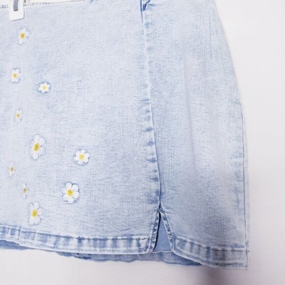 Wild Fable Daisy Floral Embroidered Denim Mini Jean Skirt Women's Size 12 - Picture 3 of 9
